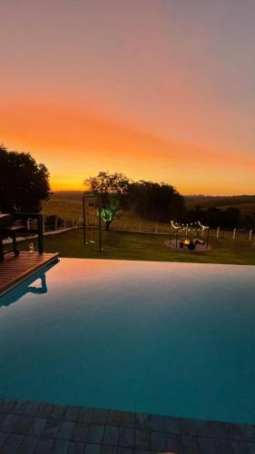 Bazén v ubytování Chalé Paraíso Particular com Piscina Aquecida nebo v jeho okolí