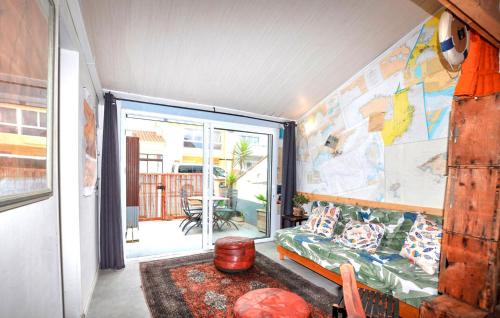 un salon avec un canapé et une grande fenêtre dans l'établissement Awesome Home In Sainte Marie La Mer Pl, à Sainte-Marie-Plage