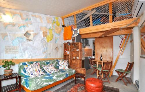 - un salon avec un canapé et une mezzanine dans l'établissement Awesome Home In Sainte Marie La Mer Pl, à Sainte-Marie-Plage