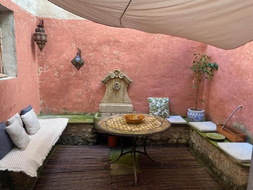un patio extérieur avec une table et une chaise dans l'établissement appartement de charme, à Lançon-Provence
