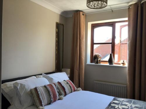 Postel nebo postele na pokoji v ubytování Stunning Fir Trees Corner 3 bedroom detached Executive house with free drive way parking for 2 vehicles 1 mile from M5 dogs welcome