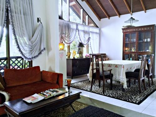 Gallery image of Holidayhome Alam Cipanas Puncak in Puncak