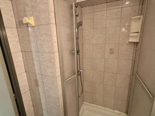 une salle de bain avec douche et toilettes dans l'établissement Studio cabine 4 couchages ARGELES SUR MER AR070-102, à Argelès-sur-Mer