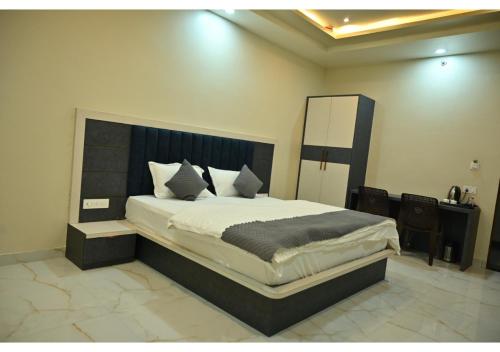 a bedroom with a large bed in a room at Hotel Dinanath in Khātu