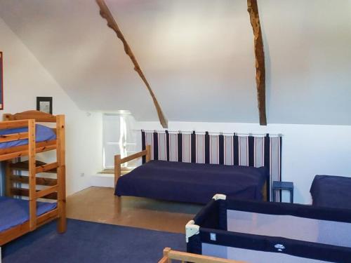 - une chambre avec des lits superposés dans l'établissement Belle longère de charme au calme, 10 - 12 personnes, 5 mn des plages et GR 34, à Plévenon