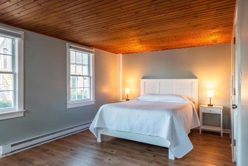 Ένα ή περισσότερα κρεβάτια σε δωμάτιο στο Eagle House Motel