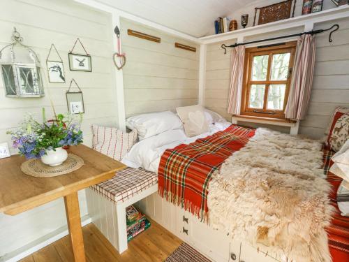 a small bedroom with a bed and a desk at Sika in Dorchester