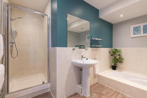 Ένα μπάνιο στο Cotels - The Millhouse NEWLY REFURBISHED MODERN APARTMENTS WITH ULTRAFAST BROADBAND, FREE PARKING & A WORK DESK
