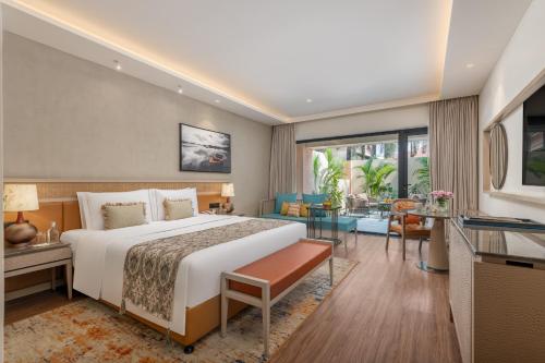 阿利鲍格Taj Alibaug Resort & Spa, Maharashtra的一间带大床的卧室和一间客厅