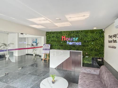 a lobby with a green wall with a house hunters sign at Housr Sector 28 Near to Phase 1 Metro Station in Gurgaon
