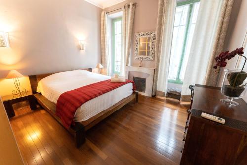 une chambre avec un lit et une cheminée dans l'établissement Spacieux 2P Centre Ville Nice Climatisé, à Nice