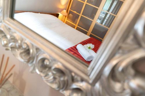 - une réflexion sur un lit dans un miroir dans l'établissement Spacieux 2P Centre Ville Nice Climatisé, à Nice