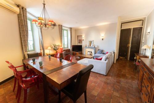 un salon avec une table en bois et un canapé dans l'établissement Spacieux 2P Centre Ville Nice Climatisé, à Nice