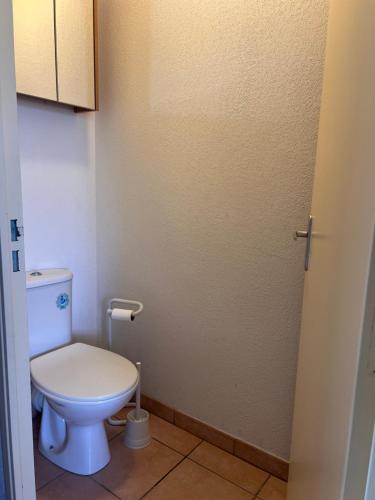 une salle de bain avec des toilettes blanches dans une chambre dans l'établissement Apparemment RdC climatisé avec piscine, terrasse et parking - App 1502, à Gruissan