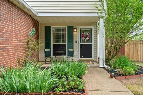 eine Haustür eines Hauses mit Pflanzen in der Unterkunft Charming Cottage and Loft, Home with Garage in Kennesaw in Kennesaw