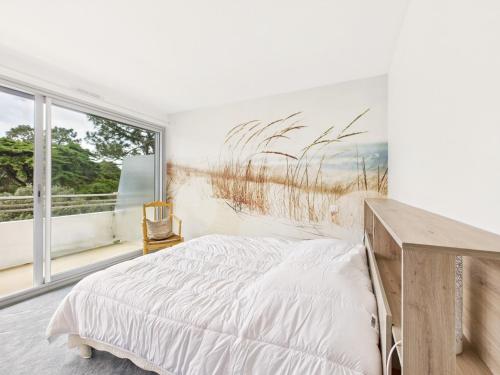 une chambre avec un lit et une grande fenêtre dans l'établissement 120 m de la plage- Appartement pour 4 - balcon, à La Baule