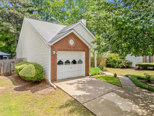 ein Haus mit Garage im Hof in der Unterkunft Charming Cottage and Loft, Home with Garage in Kennesaw in Kennesaw