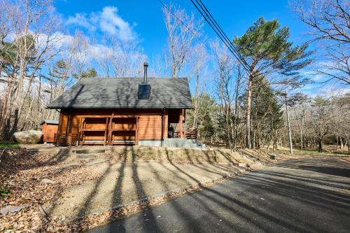 a log cabin on the side of a road at LEVATA in Nasu
