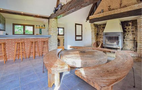 Χώρος καθιστικού στο 3 Bedroom Amazing Home In Grandmesnil