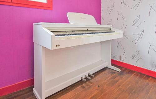 Φωτογραφία από το άλμπουμ του 3 Bedroom Amazing Home In Grandmesnil σε Le Renouard