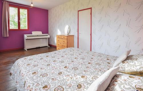 Ένα ή περισσότερα κρεβάτια σε δωμάτιο στο 3 Bedroom Amazing Home In Grandmesnil