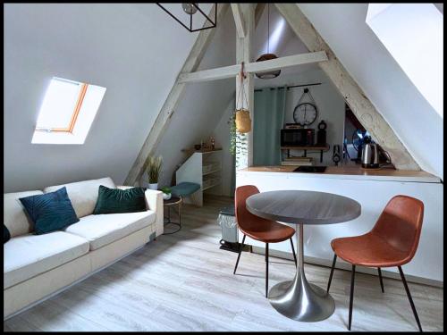 un salon avec un canapé et une table dans l'établissement Le Perchoir 