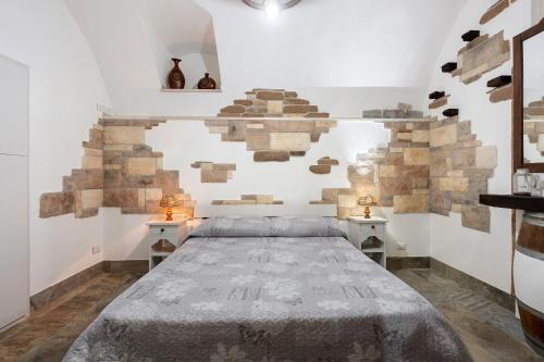 ein Schlafzimmer mit einem Bett und zwei Nachttischen in der Unterkunft La Cantina Di Alba e Tramonto in Pimonte