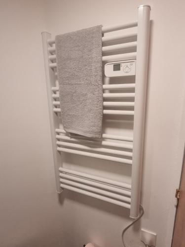 - un réfrigérateur avec une serviette dans l'établissement Platinum cottage, à Villeneuve d'Ascq