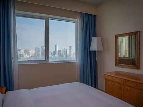 Postel nebo postele na pokoji v ubytování Golden Tulip Sharjah