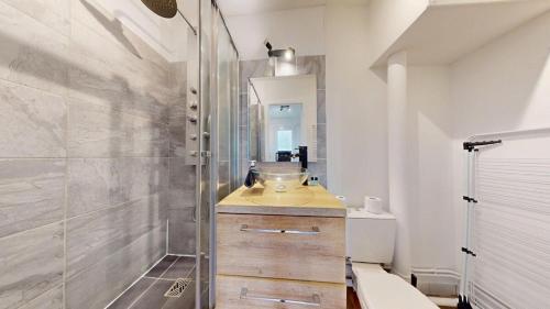 une salle de bain avec une douche, un lavabo et des toilettes dans l'établissement Evasion de Oiseau - Lesueur, au Havre