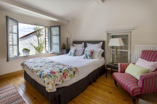 Ένα ή περισσότερα κρεβάτια σε δωμάτιο στο QUAI 3 loft moderne et lumineux les pieds dans l'eau