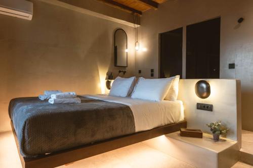 Letto o letti in una camera di Legends in Town, by Mykonos High