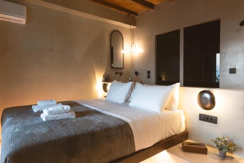 Letto o letti in una camera di Legends in Town, by Mykonos High