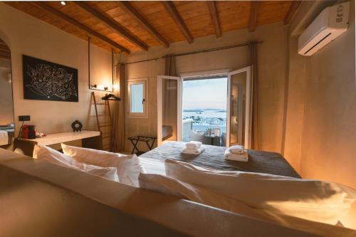 Letto o letti in una camera di Legends in Town, by Mykonos High