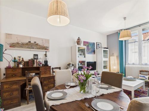 une salle à manger avec une table et des chaises dans l'établissement Maison pour 4 avec terrasse proche du centre, à Les Sables-dʼOlonne