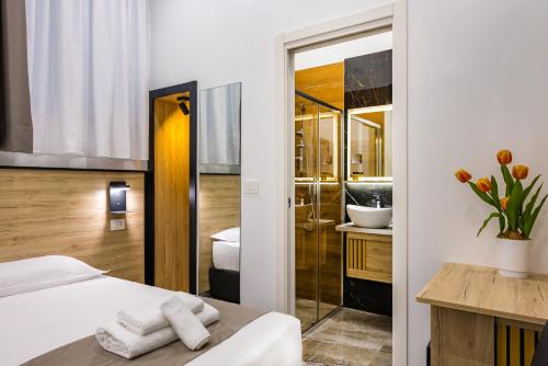 una habitación de hotel con una cama y un baño en Borgo Casanova, en Nápoles