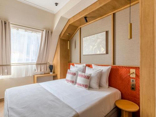 une chambre avec un lit avec deux oreillers dessus dans l'établissement Merveil - Signature Suite - Tour Eiffel - Desaix I, à Paris