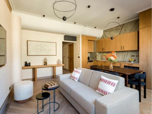 un salon avec un canapé et une table dans l'établissement Merveil - Signature Suite - Tour Eiffel - Desaix I, à Paris