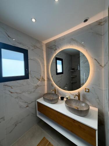 une salle de bain avec deux lavabos et un miroir dans l'établissement New villa 2025 Pyrenees View, Pool & Comfort, à Carcassonne