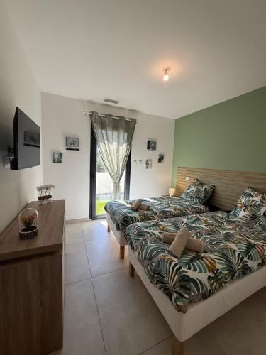 une chambre avec un lit, un bureau et une fenêtre dans l'établissement New villa 2025 Pyrenees View, Pool & Comfort, à Carcassonne