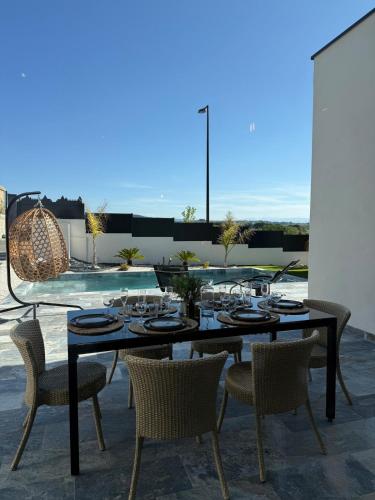 Villa neuve piscine Bali Spa Vue Pyrénées 5 min Cité