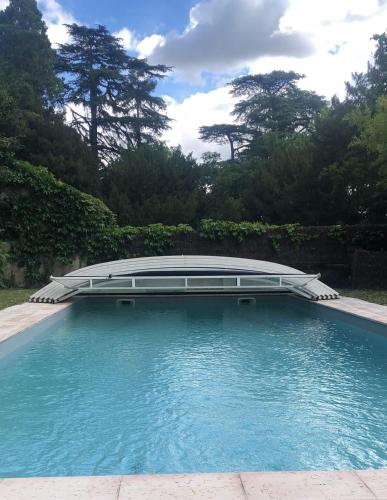 - une grande piscine avec un dôme dans la cour dans l'établissement Manoir de la Frazelière - Gîte au cœur des châteaux de la Loire, à Joué-lès-Tours
