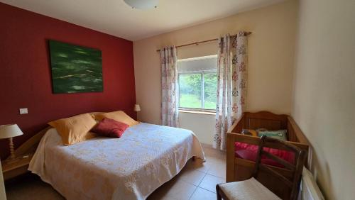 une chambre avec un lit et une fenêtre dans l'établissement Maisonnette avec jardin en campagne, à Montségur-sur-Lauzon