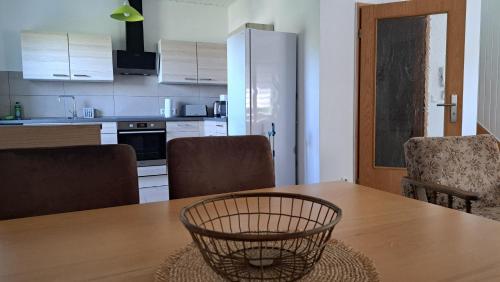 a kitchen with a wooden table with chairs and a dining room at Ferienwohnung zentrale Lage Parkplatz kostenlos Grill Terrasse Fahrradraum Kromlau in Kromlau