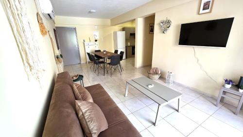 Stylish 2BR Apartment with Balcony, Wifi & Pool