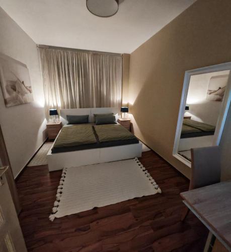 a small bedroom with a bed and a mirror at City Apartment I 75qm I Kostenloser Parkplatz I Nähe Staatstheater I WLAN in Cottbus
