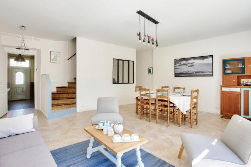 un salon avec une table et une salle à manger dans l'établissement Grande maison pour 6 avec jardin et terrasse, à La Richardais