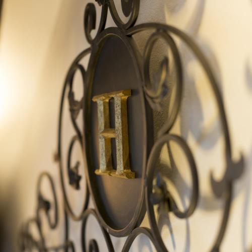 Logis Hotel Le Cerfに飾ってある許可証、賞状、看板またはその他の書類
