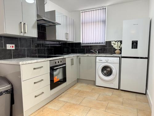 Kuchyň nebo kuchyňský kout v ubytování Longford Retreat 4BR ALL En-suite Middlesbrough Entire Home