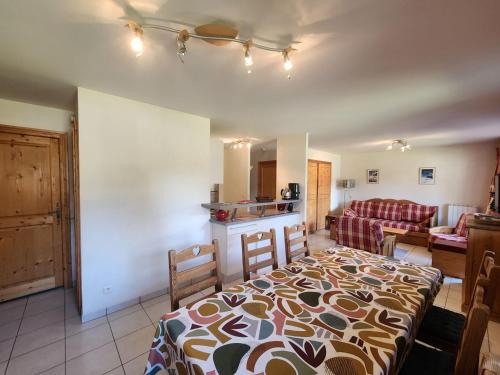 - une cuisine et un salon avec un lit dans une chambre dans l'établissement Appartement Vaste 3 Pièces + Cabine, Proche Remontées Mécaniques, Lac et Piscine - Résidence le Pas au Loup - FR-1-629-4, à Samoëns